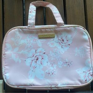Travel toiletry bag